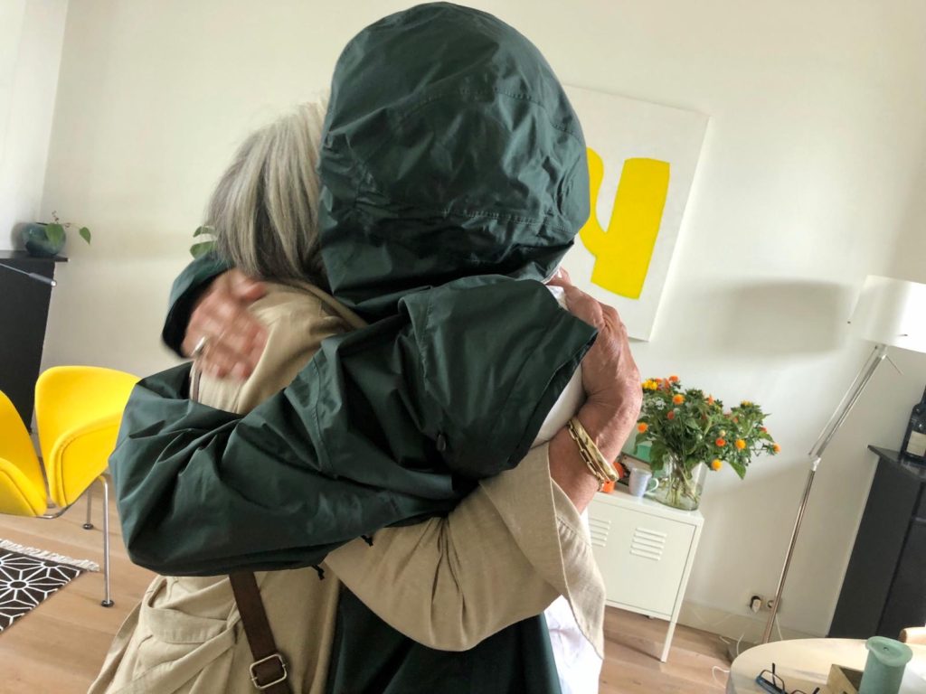 foto van Corona hug met mijn moeder van 82