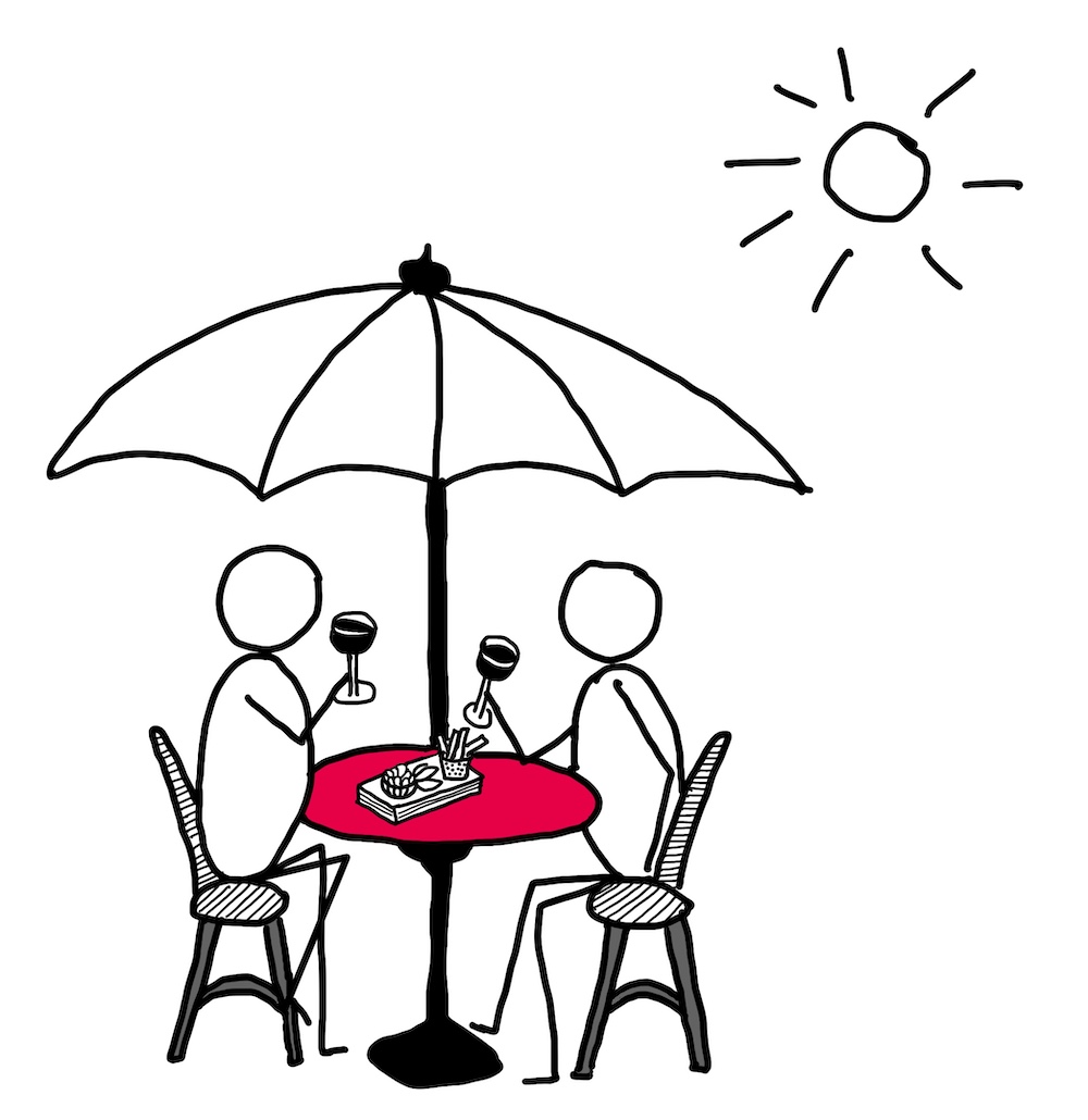 Twee getekende figuren (poppetjes) die in het zonnetje onder een parasol zitten te genieten van een glaasje wijn en een borrelplankje. Genieten van ze zomer en vakantie.
